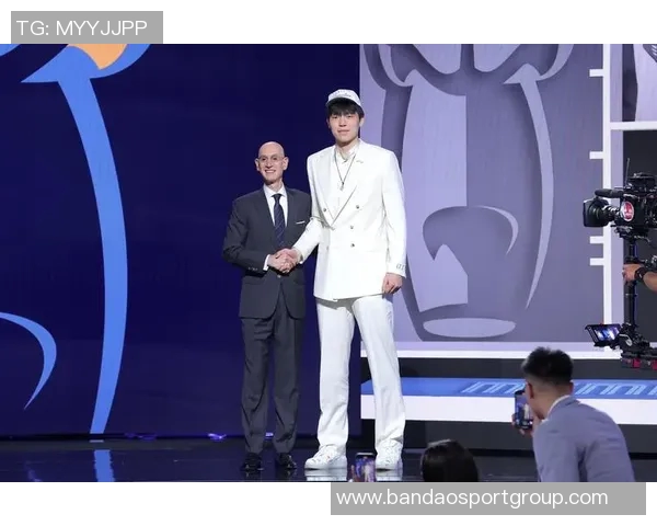 开拓者球迷嘉年华对抗赛黑队险胜白队杨瀚森队友夏普荣膺MVP称号